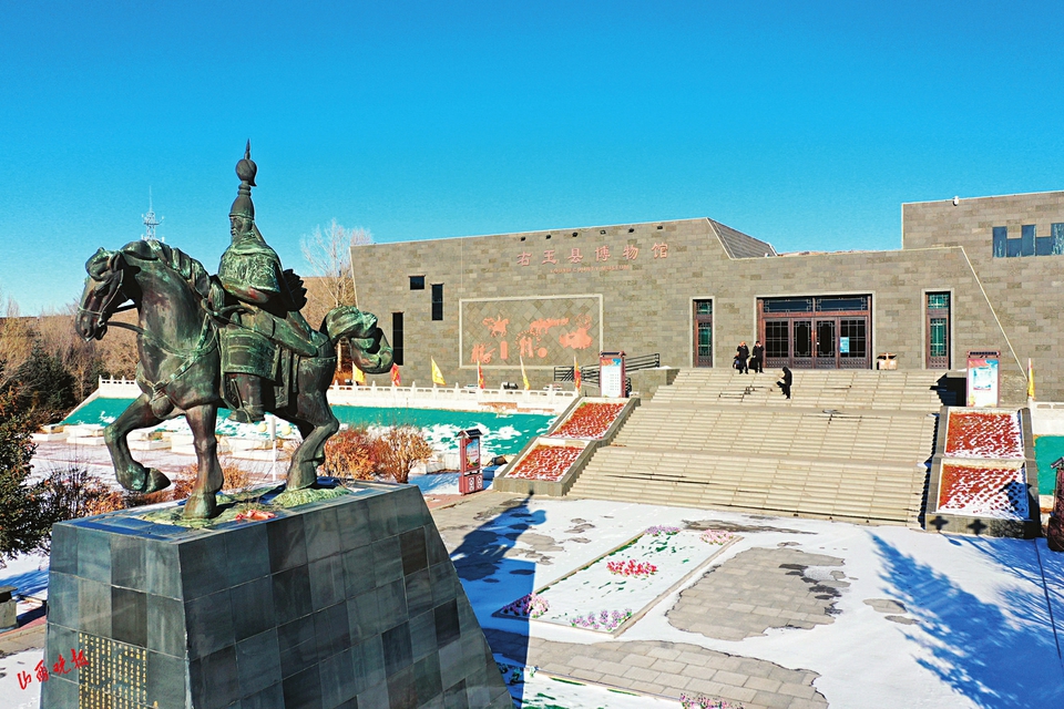 右玉博物馆前的康熙西征铜像.