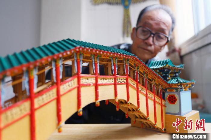 图为乔永福经典微型手工艺作品《兰州卧桥》，按比例完全还原。　高展 摄