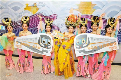 舞蹈演员为即将开通运行的地铁9号线做宣传