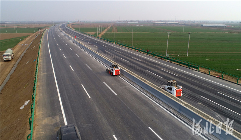 2020年12月8日拍摄的建设中的津石高速深泽段。