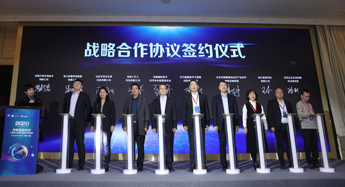 联仁健康副总经理、北方健康总经理邓小宁代表北方健康与战略合作伙伴签约