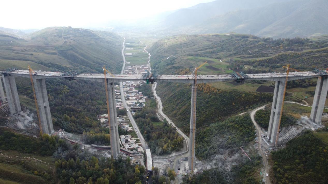 卧龙沟2号特大桥双幅顺利合龙 甘肃省公航旅集团供图