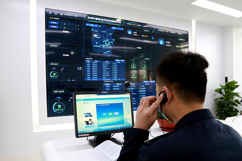 (滨州市税务局远程服务指挥中心工作人员为办税群众提供远程政策辅导)