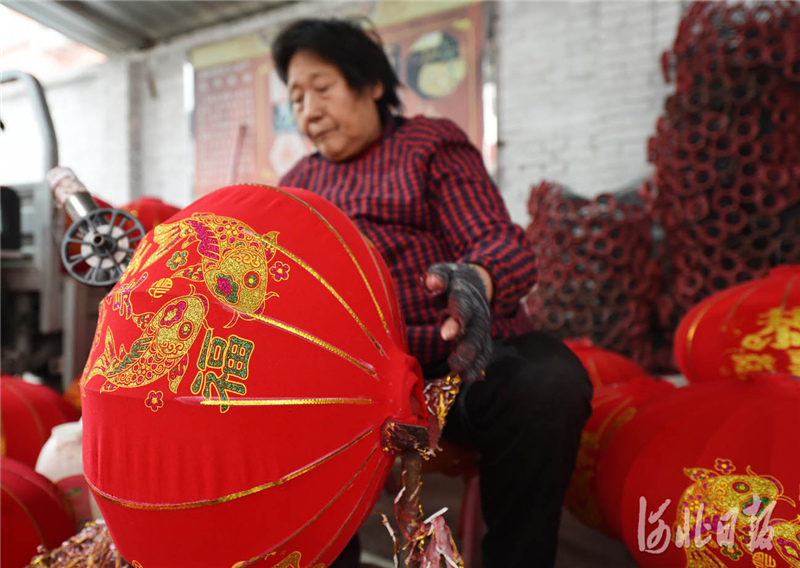 近日,位于河北省沙河市十里亭镇曹章村的邢台市日升宫灯工艺品有限公司工人在赶制灯笼,供应节日市场。