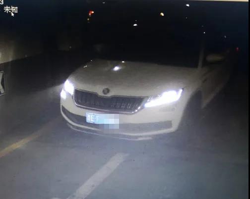 图为被嫌疑人抢走的白色越野车