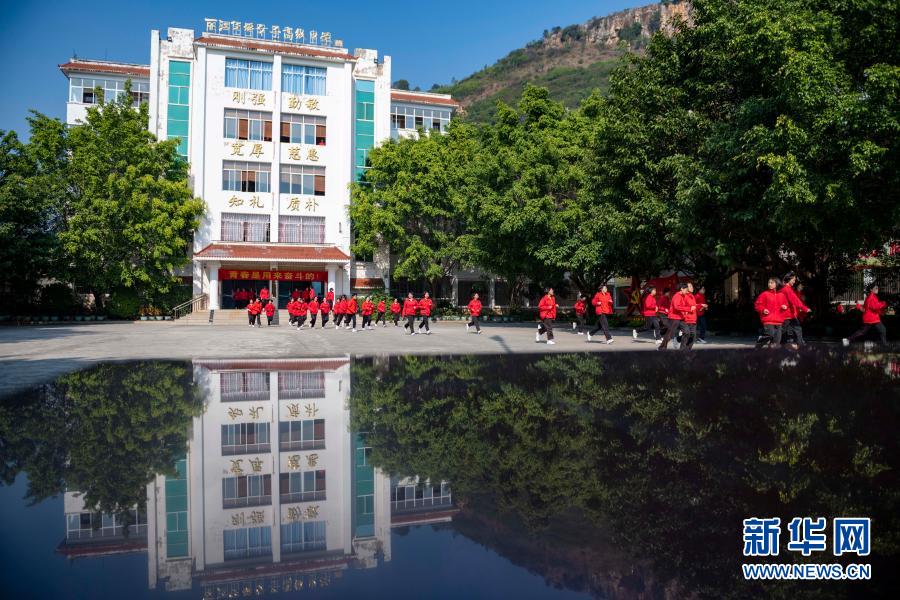 华坪女高学生从教学楼跑向食堂吃饭（11月30日摄）。新华社发（陈欣波 摄）