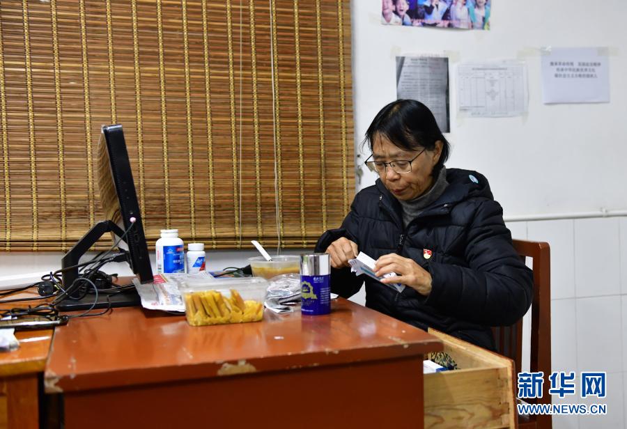 早上六点多，张桂梅在吃药（12月2日摄）。新华社发（陈欣波 摄）