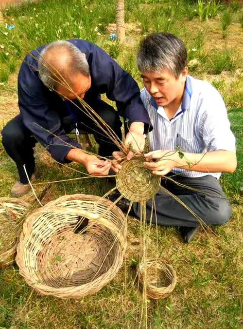 王智与老艺人交流（受访者供图）