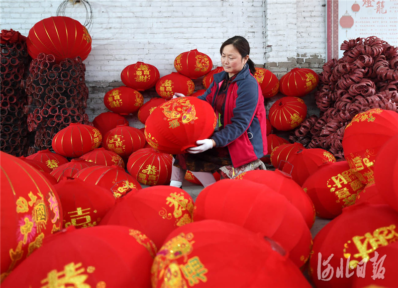 近日,位于河北省沙河市十里亭镇曹章村的邢台市日升宫灯工艺品有限公司工人在赶制灯笼,供应节日市场。