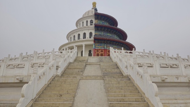 石家庄“一半白宫一半天坛”奇葩楼已荒废 院内杂草丛生