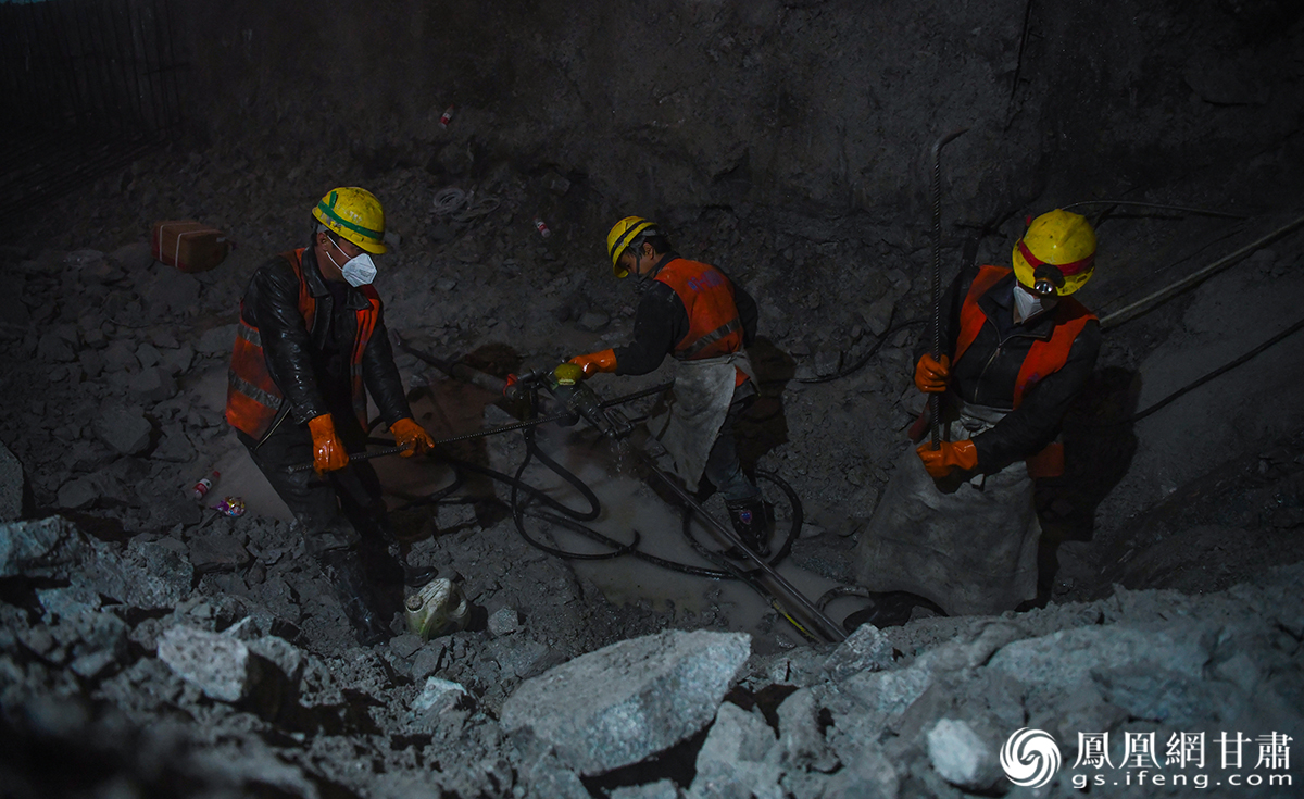 建设者正在双达公路隧道工作面上施工 杨艺锴 摄