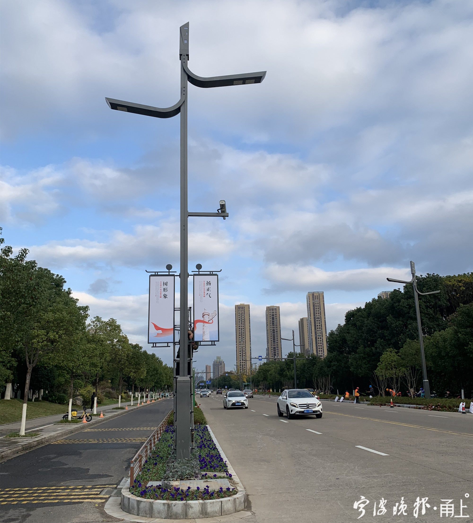 宁波首条智慧灯杆示范路段投用34根智能灯杆身兼多职