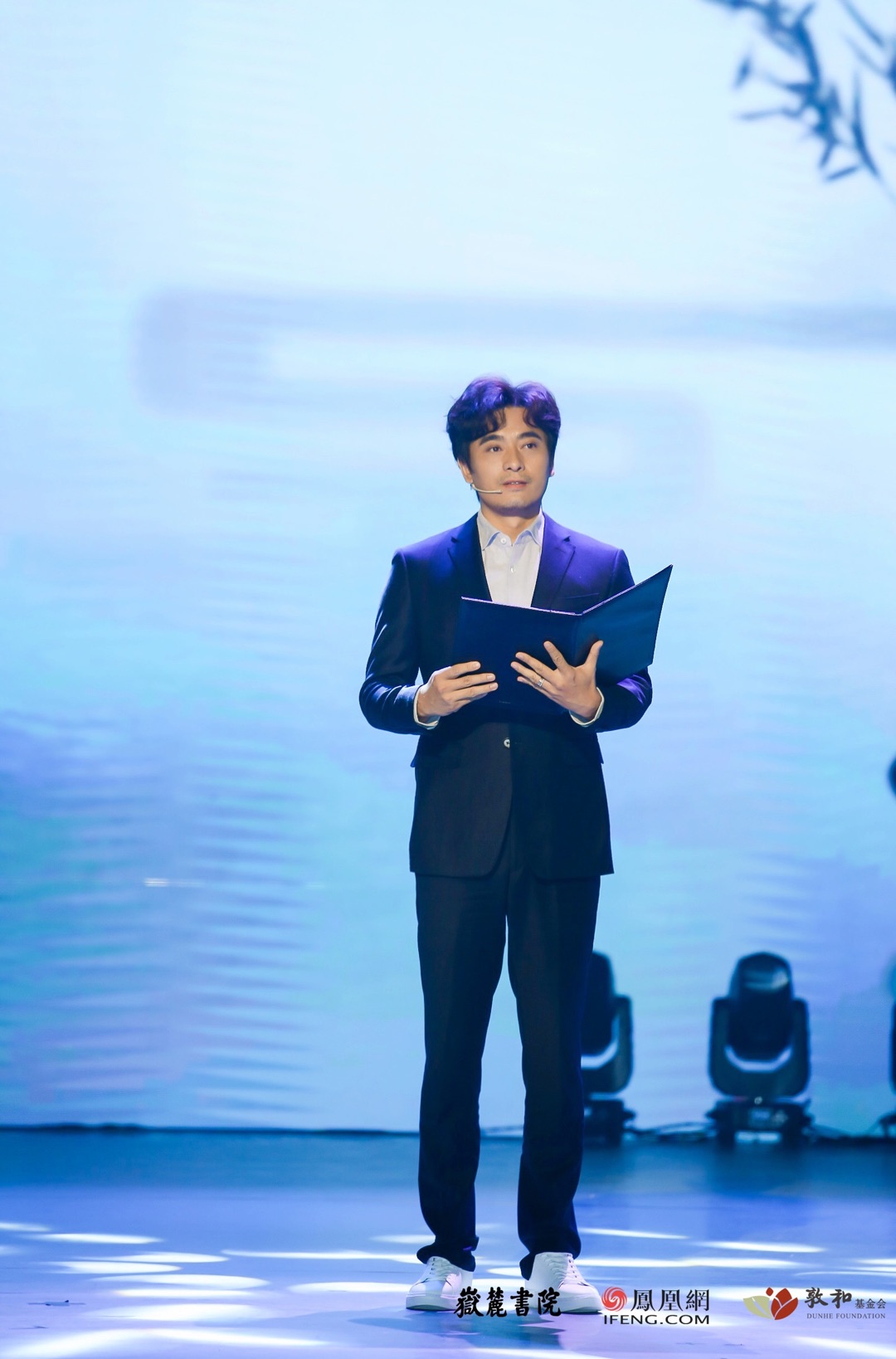 演员陈龙在第四届全球华人国学大典颁奖典礼现场