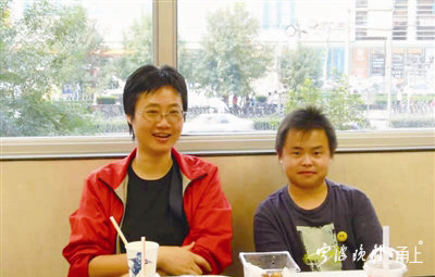 资助过覃甫政的宁波黄阿姨到北京大学去看望覃甫政（右）。