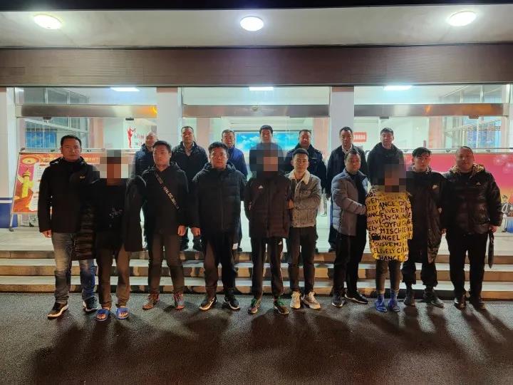 图为晋城警方将三名犯罪嫌疑人抓捕归案