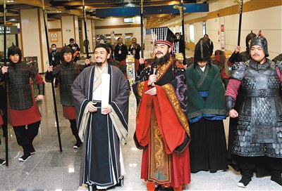 “秦始皇”也来坐地铁