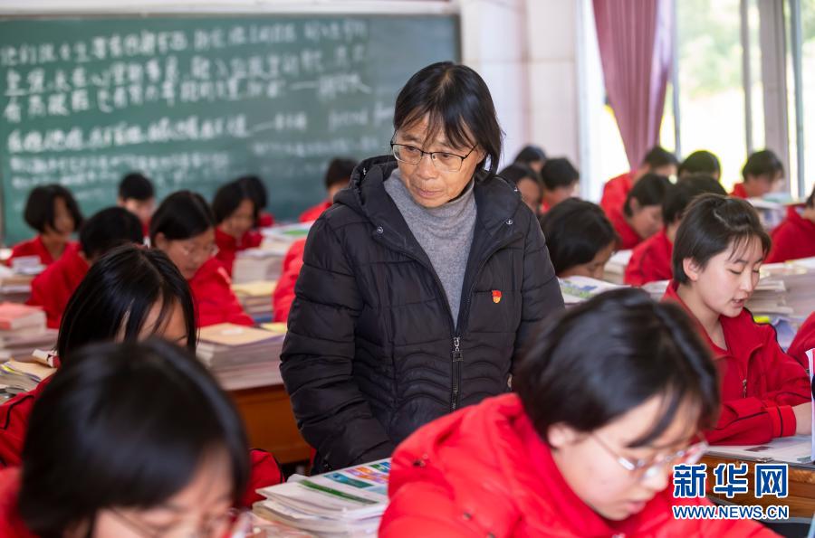 张桂梅（中）在教室里检查学生上课情况（12月1日摄）。新华社发（陈欣波 摄）