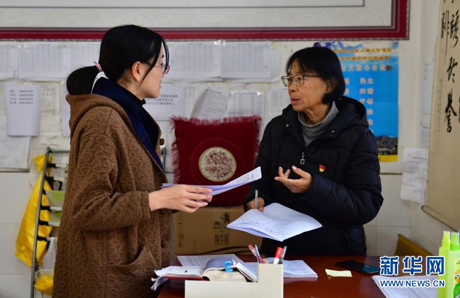 张桂梅（右）和一名学校老师商议学校事务（12月1日摄）。新华社发（陈欣波 摄）