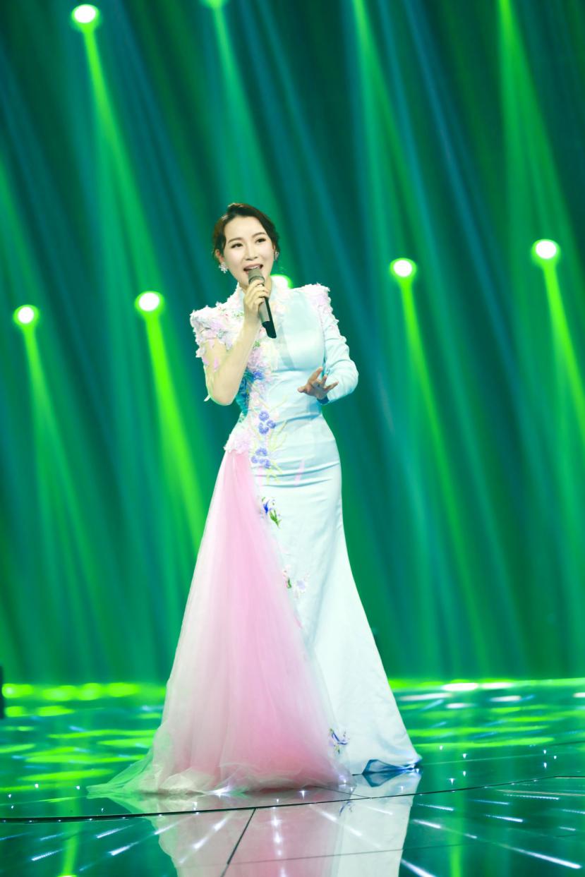 青年歌唱家马潇潇演唱经典作品红线柔情放歌天天把歌唱