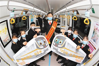 工作人员盛情邀请市民和游客在地铁9号线正式开通运行后，乘坐地铁到临潼游览。