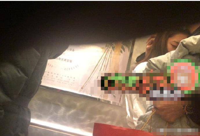 邢昭林将该女生搂在怀里