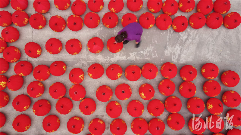 近日,位于河北省沙河市十里亭镇曹章村的邢台市日升宫灯工艺品有限公司工人在晾晒灯笼,准备供应节日市场。