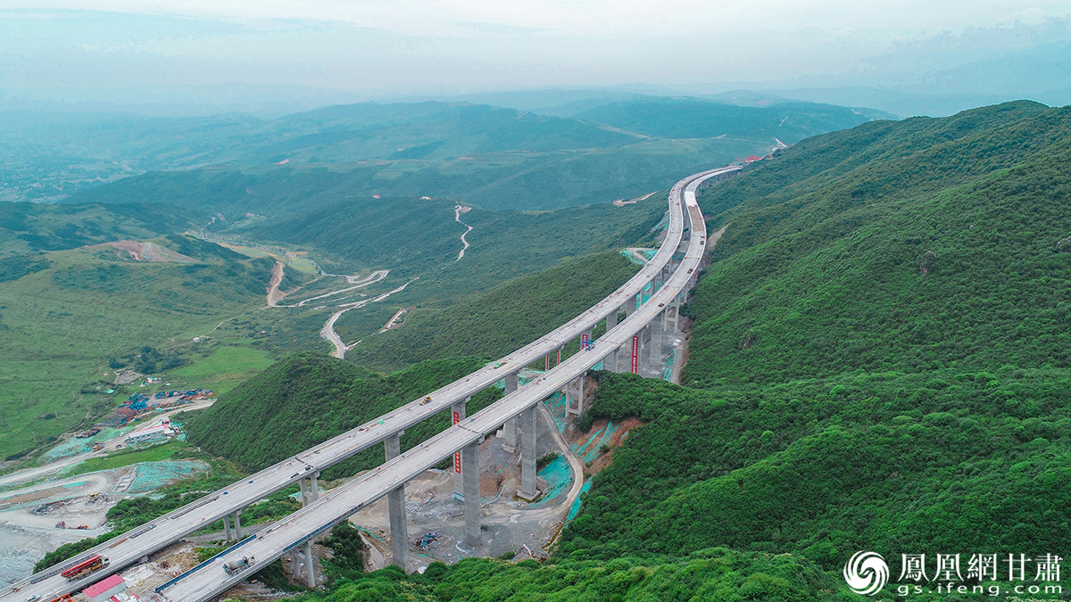 双达一级公路穿越太子山自然保护区 杨艺锴 摄