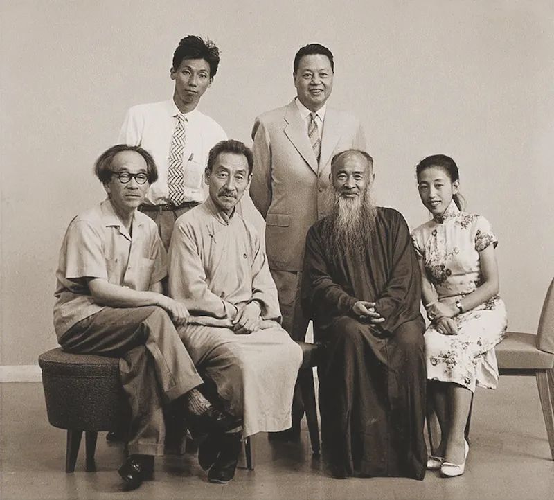 张大千与友人合影，后排从左到右为黄金树、陈国兴，前排有郎静山（左二）、张大千（右二）、山田喜美子（右一）。