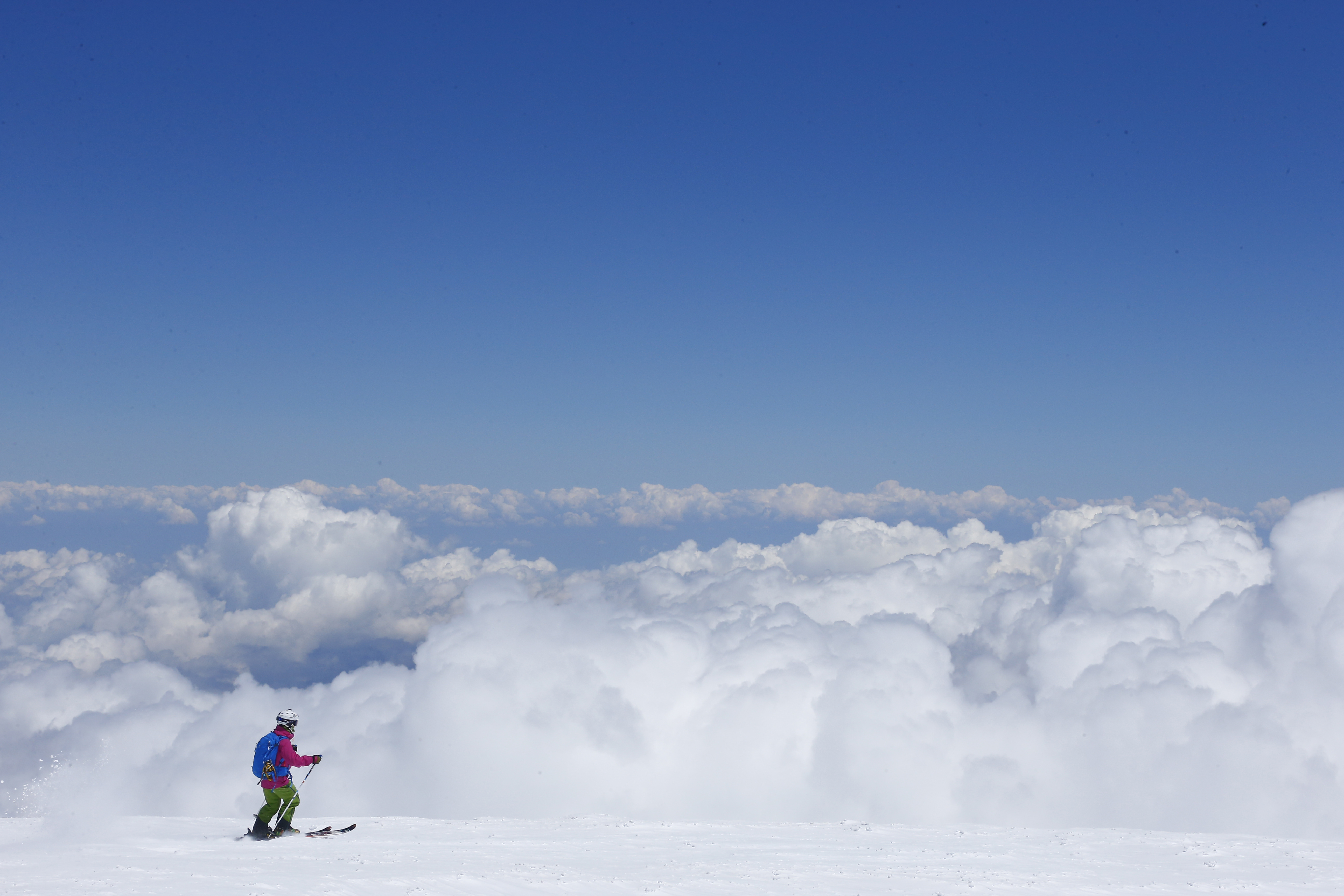 在欧洲最高峰厄尔布鲁士滑雪，滑行在云端的感觉