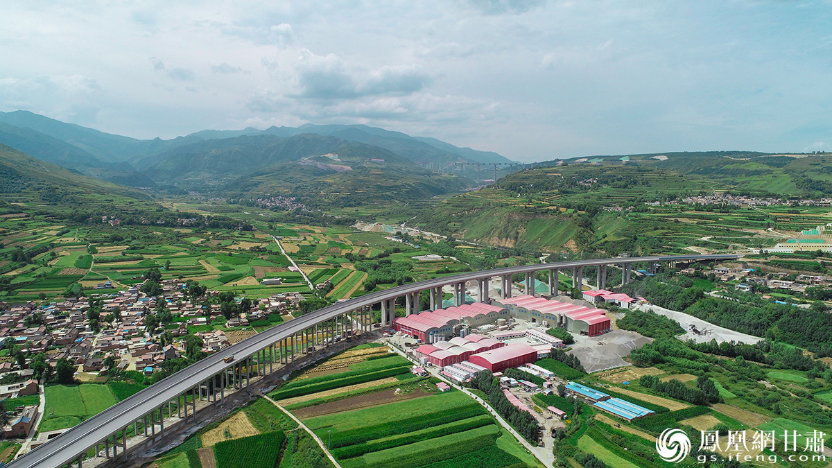 双达一级公路支撑起山区群众致富梦想 杨艺锴 摄