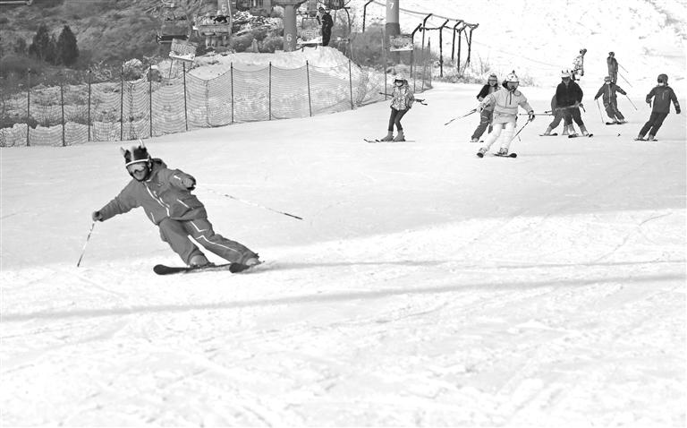 滑雪爱好者在安宁滑雪场滑雪