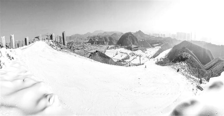 坐落在城市中的安宁滑雪场 掌上兰州&middot;兰州晨报首席记者 田蹊 摄