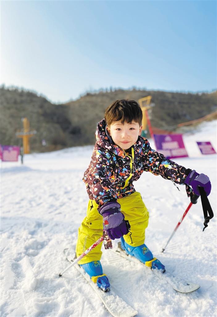 萌童在安宁滑雪场滑雪 掌上兰州&middot;兰州晨报首席记者 田蹊 摄
