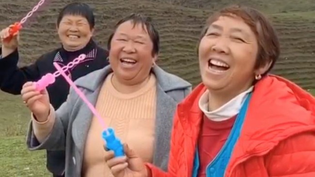 贵州大妈土味才艺吸粉600多万村民这几个老太太疯了