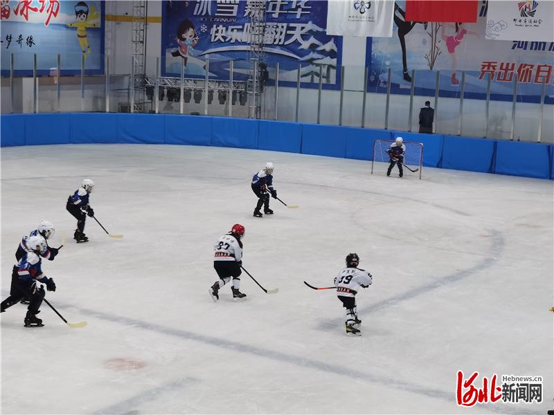 这是邯郸市第二届冰雪运动会冰球比赛现场。 通讯员 孙宇摄
