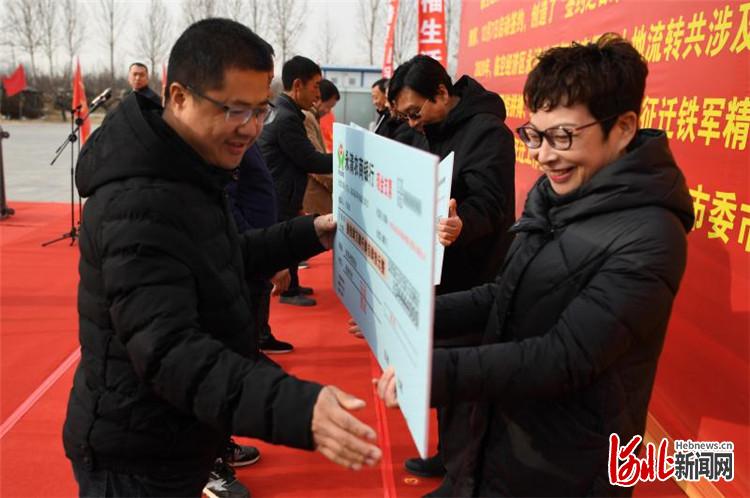 图为永清县委书记彭敬捷为征迁群众代表发放补偿金。通讯员张玉宇摄