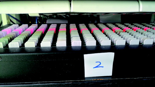 田某海口工作室内正在运行的手机卡.受访者供图