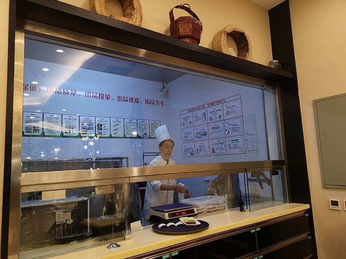 存储,后厨人员着工装,戴口罩,传菜员戴手套……经理高景荣告诉记者,除