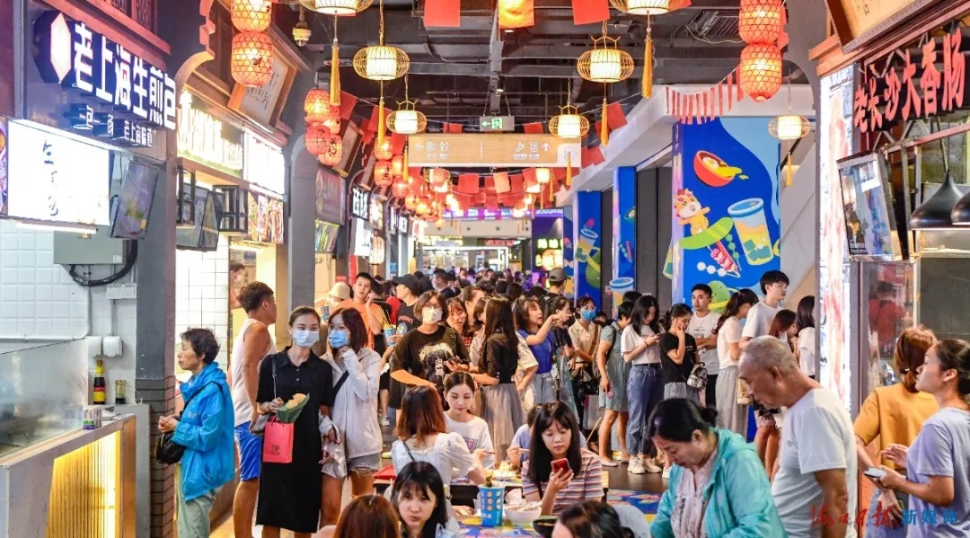 在海口友谊阳光城6楼美食夜市,清补凉,烧烤,炸串,腌面,锡纸海白