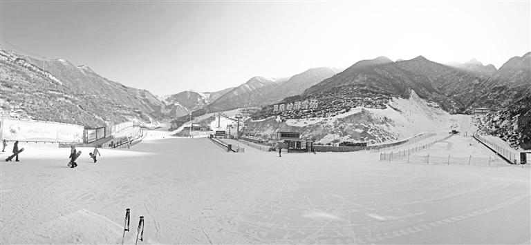 抱龙山凤凰岭滑雪场全景 本版照片均为掌上兰州&middot;兰州晨报首席记者田蹊摄