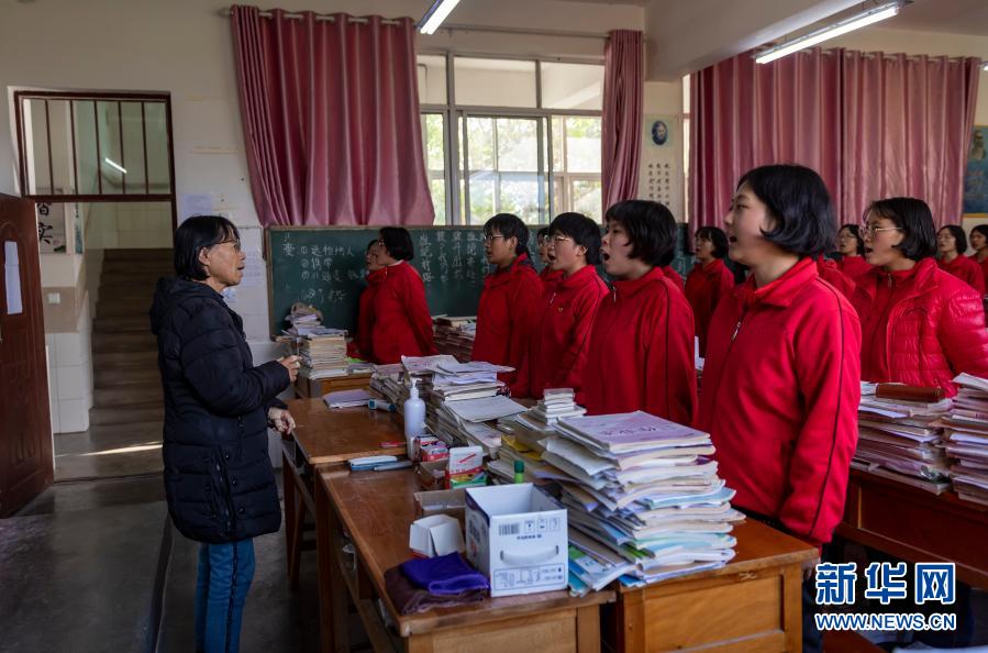课间，张桂梅（左一）在教室和学生们一起唱《红梅赞》（12月3日摄）。新华社发（陈欣波 摄）