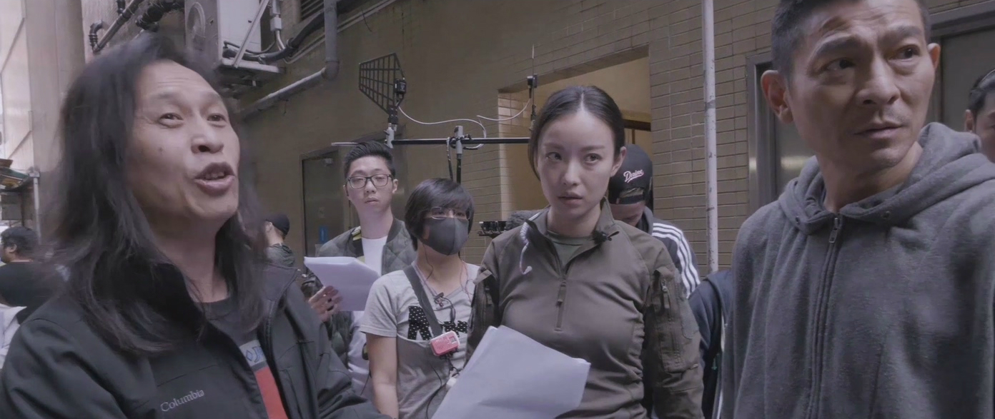 导演邱礼涛与主演倪妮、刘德华在《拆弹专家2》拍摄现场。