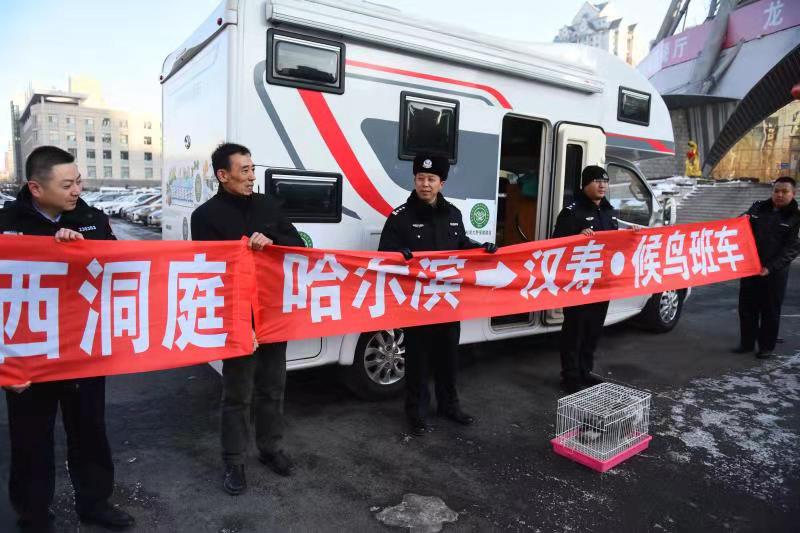 “候鸟班车”护送人员。本文图片均由受访者提供