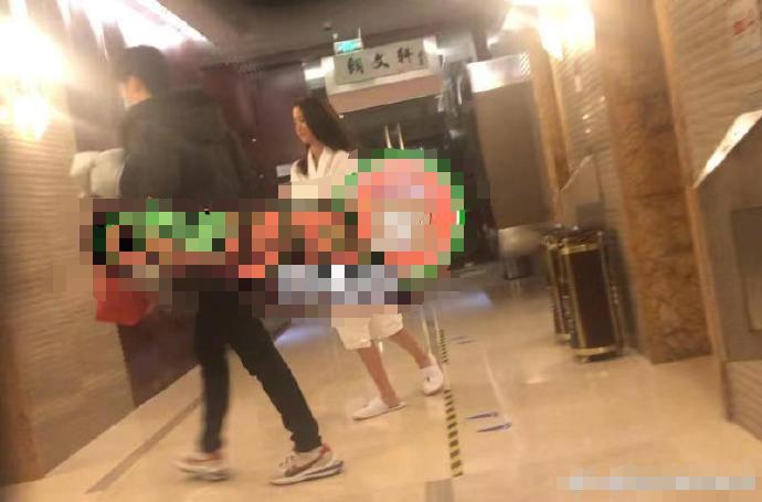 邢昭林与疑似女友同上电梯