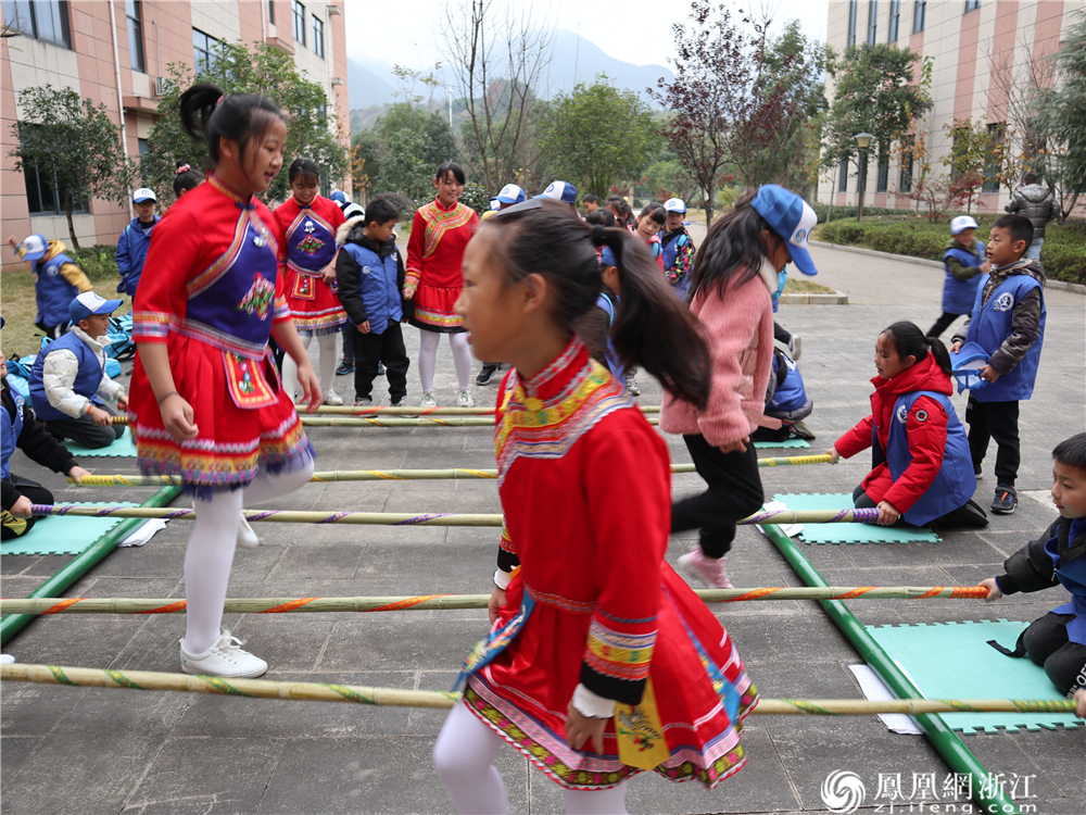乡校园感畲族文化学畲族语言玩科技航模新华小记者走进武义县柳城小学