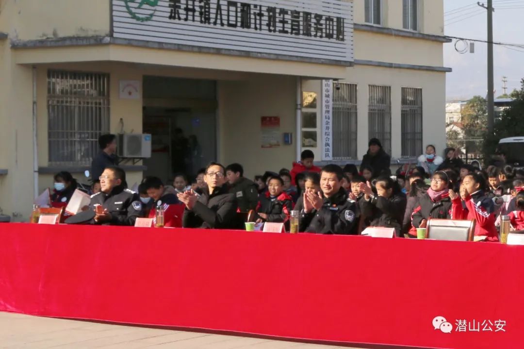 刘雪原深入潜山市余井镇,指导"普法宣传大篷车"宣传工作.