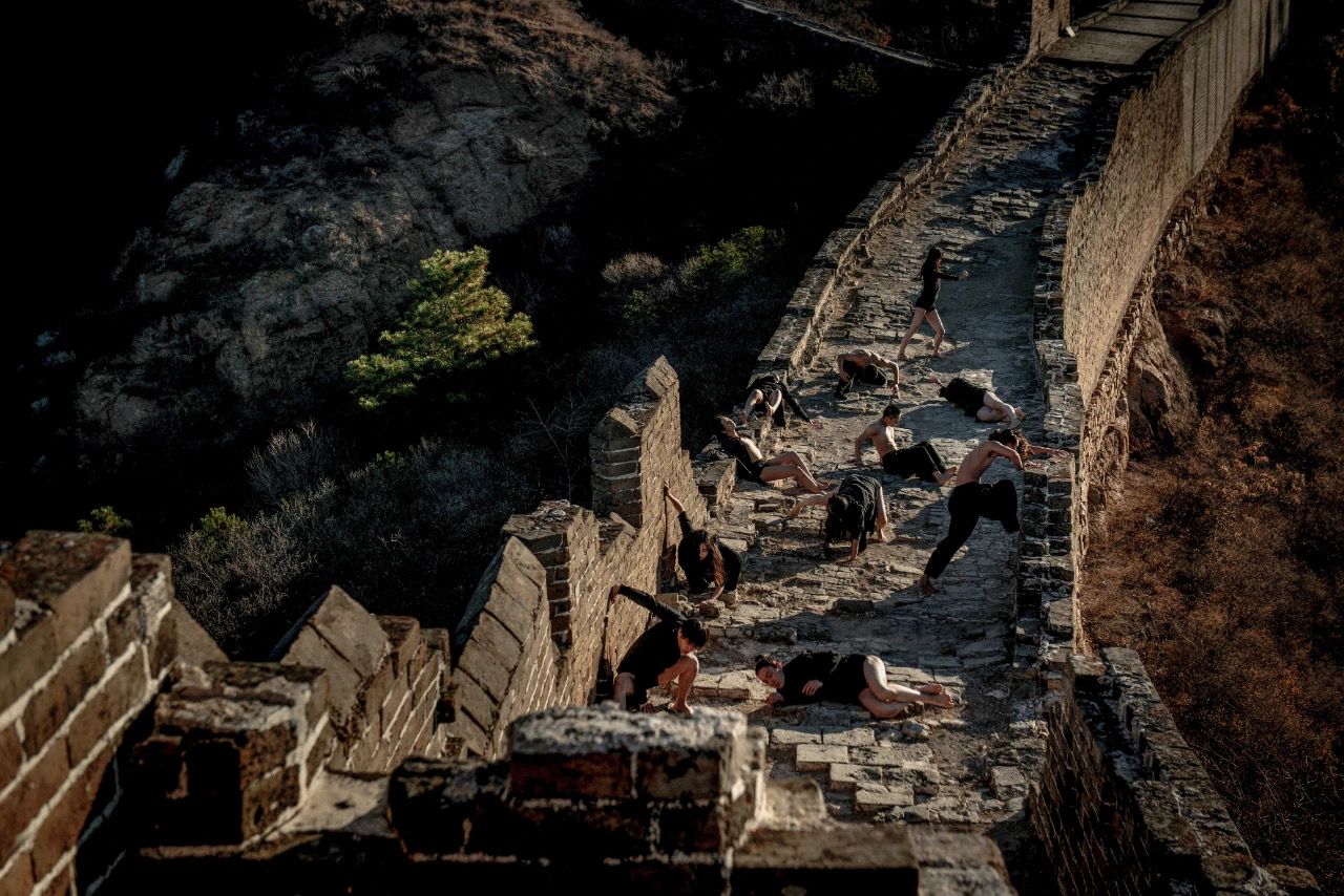 北京现代舞团舞者在金山岭长城即兴创作。舞团供图