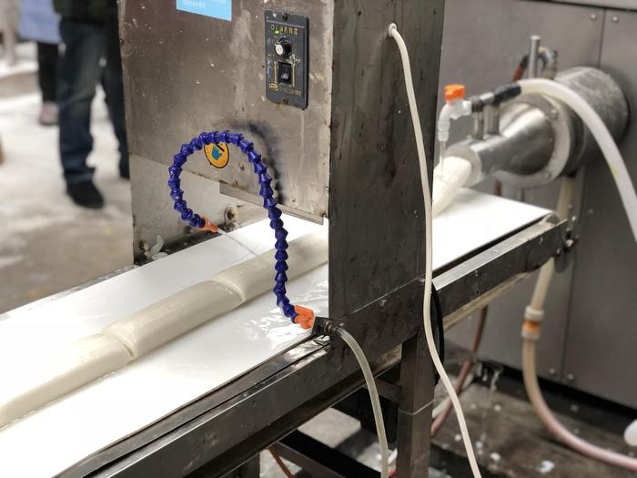 浙江象山年味渐显民众打年糕开启别样年货制作