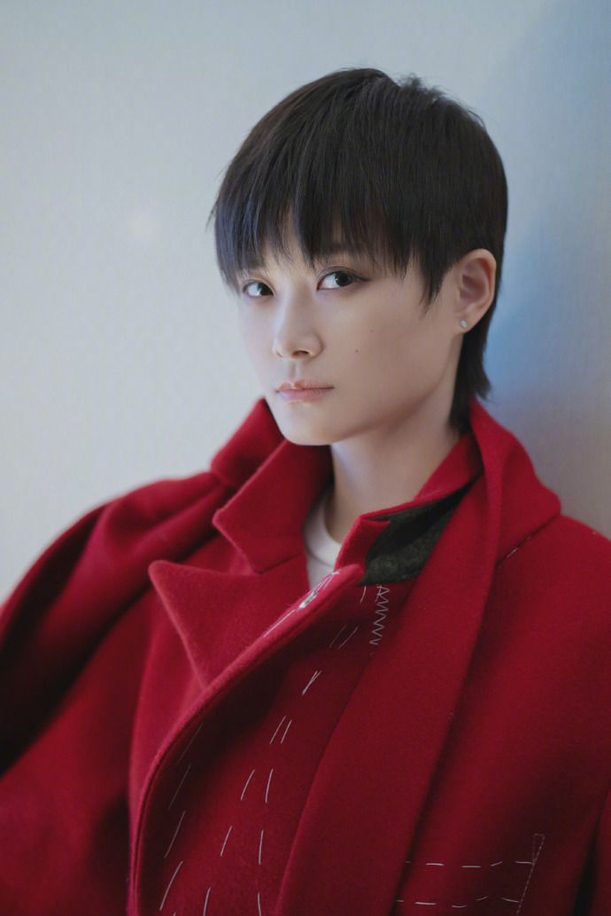 李宇春红色大衣出席新年点灯仪式