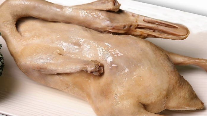 江苏名菜盐水鸭，45岁老师傅教你正确做法，咸香入味，皮脆肉香！